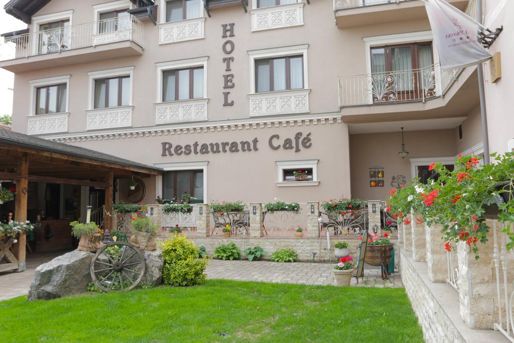 Hotel Slavia Salonta Extérieur photo