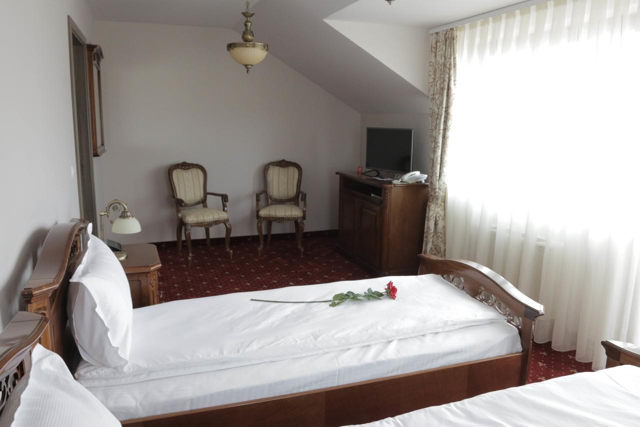 Hotel Slavia Salonta Extérieur photo